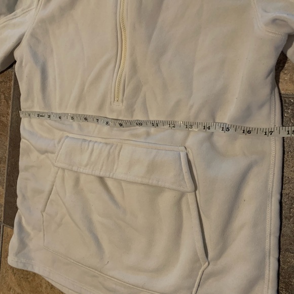 FWD white sweater, no rips no stains - Picture 4 of 7
